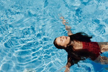 Kadın yaşam tarzı su insanı genç mavi yüzücü tatilci su altında sağlık bikini vücut yüzme havuzu Kafkasya yazı sağlıklı