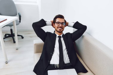 Ağ elemanı kanepe gündelik laptoplar kanepe daire rahat ev görüntüleme video iletişimi modern genç çalışan bilgisayar gülümseyen iş portresi kullanıyor