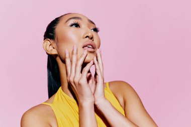 Pembe, modaya uygun, moda, kadın, esmer, mayo, makyaj, cilt, cilt, eğlence, yaz, ağız yakından gülümseme, güzel bir portre.