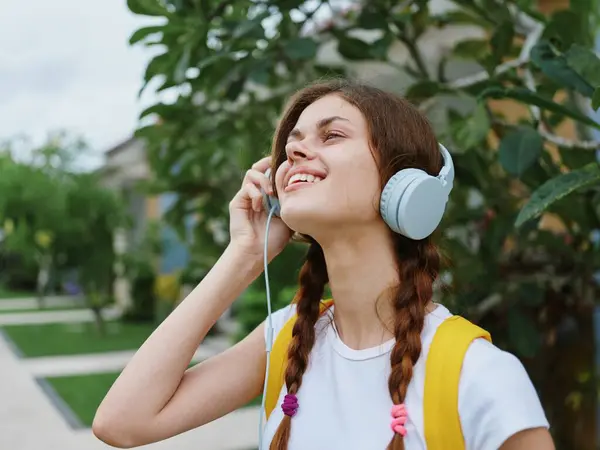 Eine Glückliche College Studentin Die Mit Rucksack Und Kopfhörer Den — Stockfoto