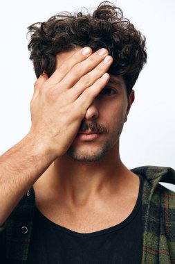 Adam güler modayı takip eden hippi tarzı yakışıklı, beyaz saçlı, kareli, kareli, doğal tişörtlü, telif alanı tarzı, modayla ilgilenen, neşeli beyaz jestçi.