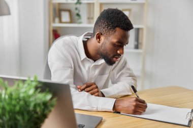 Afrikalı iş adamı eğitim mesafesi sohbet dizüstü bilgisayarcı iş masasında oturan Amerikalı serbest yazar fotokopi bürosunu ara modern bilgisayar iletişimi alanını ara