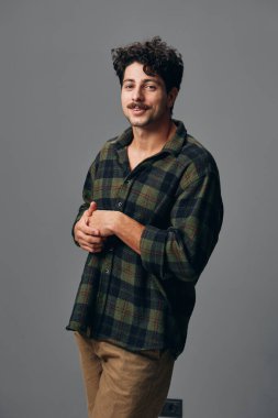 Moda adamı gri yaşam tarzını izole etti stüdyo çalışanı çekici gömlek sakallı, yakışıklı, telif hakkı savunucusu hippi suratlı, ayakta duran bir portre.