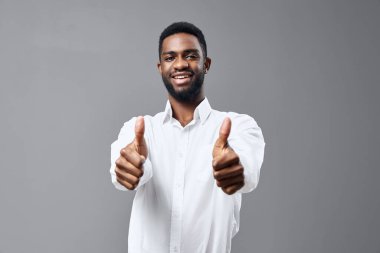 Adam afrika reklamı Amerikan uzay gömleği kolu gülümseyen genç insan mutlu menajer Amerika stüdyosu gülümseyen jest iş adamı modeli