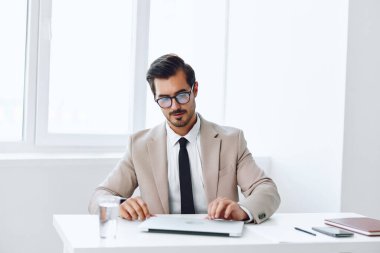 Meslek adamı erkek portresi başarılı internet teknolojisi iş adamı iş adamı olumlu yönetici takım elbise arka plan iş heyecanlı yetişkin kutlamaları profesyonel masa başı