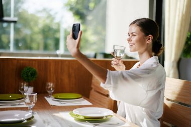 Kadın teknolojisi akıllı telefon ev güzelliği güzel insan mutfağı çekici yetişkin iletişim kadın telefon günlük Kafkas modern mobil yaşam tarzı