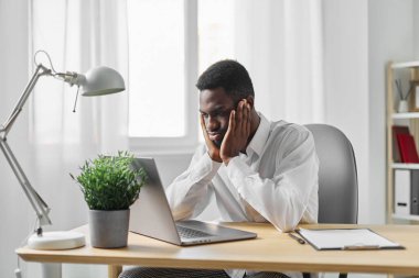 Adam evde oturup sohbet ediyor Afrikalı iş görüşmesi programcısı genç eğitim bilgisayarı çevrimiçi teknoloji iş dünyası öğrencisi Afrikalı Amerikalı serbest bilgisayar çalışanı