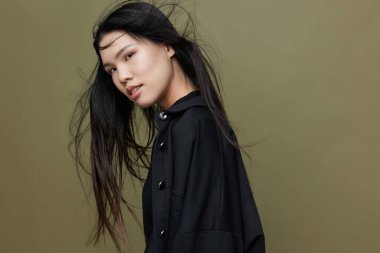 Kuaför kadın, çekici saç, sevimli siyah model Koreli kız, zarif yüz kılları, uzun Japon portresi, kozmetik, çekici Asyalı, sağlıklı kadın derisi.