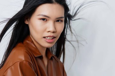 Saçlı kadın bej güzellik portresi seksi Koreli siyah saç güzel makyaj sevimli cazibeli kozmetik yüz zarif Asyalı model uzun çekici kız saç kuaförü kadınlığı