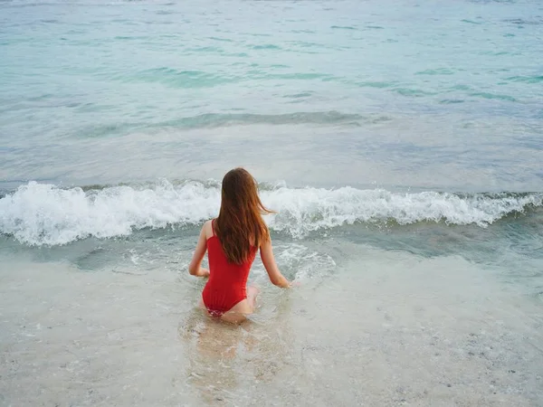 Mujer Acostada Océano Playa Las Olas Traje Baño Rojo Unas — Foto de Stock