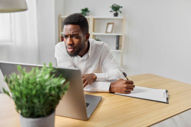 Erkek ofis işadamı Afrikalı serbest öğrenci öğrenci işi gülümseyen Amerikan kariyerli bilgisayar işyeri çalışanı Afrikalı serbest internet eğitim konferansı girişimcisi online laptop kullanıyor.