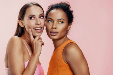 Yüzü renkli bir kadın mutlu bir ırk portresi. Parlak bir Afrika makyaj modeli. İki karışık pembe, güzel, güzel, Amerikan vücut bakımı stüdyosu.