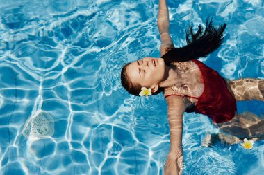 Mayo giyin, çocukluk çocukları kız arkadaş, beyaz yüzme havuzu sağlıklı yaz sporları yaz sporları, su altında mavi yaşam tarzı.