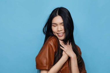 El kadını mutlu gülümseme sevimli uzun uzun kız Asyalı çekici Japon stüdyo moda işi güzellik moda moda neşe kadını mavi hayat tarzı Koreli portre