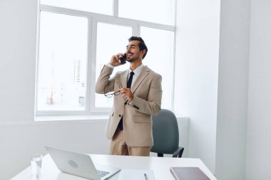 Çalışma masası sahibi iş adamı laptoplu telefon girişimcisi konuşma gözlükleri profesyonel çekici takım elbise ofis bilgisayarındaki gülümseme videosu.
