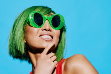 Kadın kadın portresi gülümseme yeşil stil eğlenceli peruk yaz şaşkın el genç moda mayo güneş gözlüğü moda
