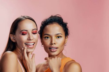 Karma kadın sağlıklı renkli güzel pembe parlak Afrikalı vücut bakımı portresi kızlar çekici göz makyajı cilt iki stüdyo birlikte mutlu Amerikan yarış modeli