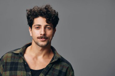 Stüdyocu, erkek, arkadaş canlısı modern mutluluk gülümse. Model el, fotokopi, genç gömlek yakışıklı moda, hipster, moda, yetişkin, izole edilmiş beyaz.