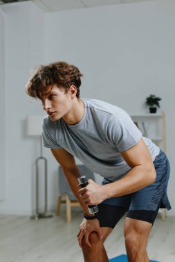 Erkek hobisi evde sağlık egzersizi spor salonu aktivitesi ev içinde paspas yaşam tarzı egzersiz gri kaslı aktif yaşam eğitimi gücü