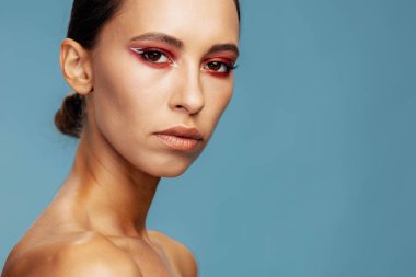 Kadın göz modeli stüdyosu kozmetik renk portre arka plan gülümseme saç dudaklar oldukça yakın temasta güzellik güzeli kız moda güzel uzay saç stili fotokopisi