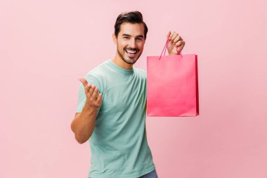 Erkek, pembe tatil mağazası paketi alır münferit hediye alışverişi hediye paketi hediye paketi indirimi günü mutlu sürpriz kadın mağaza müşterisi portresi satışı moda