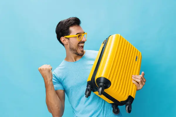 男の旅スーツケースライフスタイル旅行黄色いフライト手荷物旅行旅行旅行スタジオ男の背景幸せな週末旅行 — ストック写真