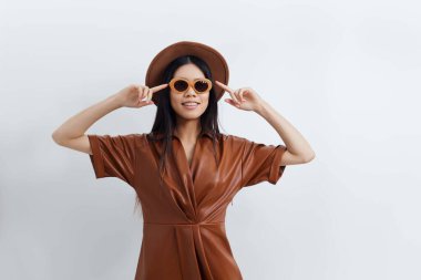 Çekici, bej rengi güzel, çekici, güzel, model, kadınsı, kozmetik, güneş gözlüklü, gezgin, hayat tarzı, saç kesimi, güzel, Asyalı moda salonu, siyah surat.