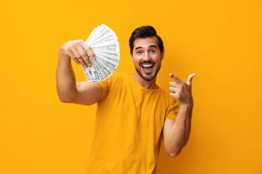 Alışveriş yapan adam sürpriz banknot stüdyosu mutlu finans kumarhane başarısı zengin dolar kredi geçmişi nakit heyecan sarı iş para