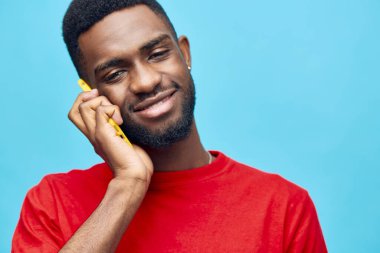 cep telefonu yaşam tarzını gösteren cep telefonu kopyası genç cep telefonu Afrikalı moda arka plan mutlu siyah teknoloji ekran akıllı telefon iş mesajı uygulaması