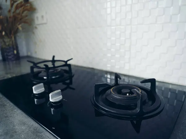 Moderne Gasherde Einem Schwarzen Tisch Der Küche Eingebaut Hochwertiges Foto — Stockfoto
