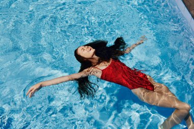 Mayolu kadın yüzme havuzu güzel kadın yaşam havuzu genç insan tatil vücudu güzel mavi su yaz