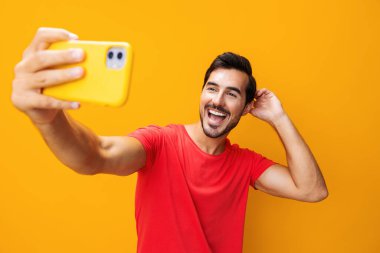 Akıllı telefonlu adam gülümseyen sarı mesajlı mobil portre iş telefonu iletişimi dişlek telefon izole edilmiş yaşam tarzı gözlük gülümseme teknolojisi mutlu siber uzay stüdyosu