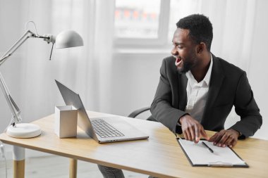 İnternet konferansı öğrencisi serbest iletişim masası ofis bilgisayar kurumsal eğitim erkek dizüstü bilgisayarı fotokopi kariyeri Amerikalı iş adamı Afrikalı