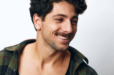 Kafkasyalı moda dostu portre yetişkin model hipster doğal moda gülümsemesi kendine güvenen telif alanı yakışıklı, olgun İspanyol tişört yüzü.