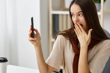 not defteri öğrencisi telefon bayan işçisi üniversiteli kız iş selfie kitabı genç eğitim dizüstü bilgisayarı iletişim gülümseme blogger okulu öğreniyor