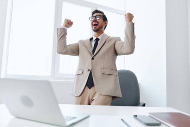 Teknoloji adamı başarılı ofis Kafkasyalı zafer işadamı pozitif yaşam tarzı mutlu beyaz takım elbise bilgisayar heyecanlı iş dünyası görünüşe göre profesyonel dizüstü bilgisayar