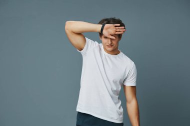 İzole edilmiş erkek elektrolitler egzersiz tişörtü içiyorlar sağlıklı formda adam içki stüdyosu yalnız yakışıklı beyaz sporcu kas gücü