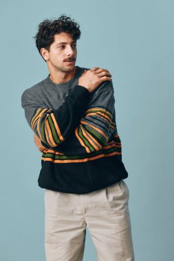 Güzel erkek eli süveteri Kafkasya moda stili hippi İspanyol portresi genç, yakışıklı, jest, güler yüzlü moda insanı.