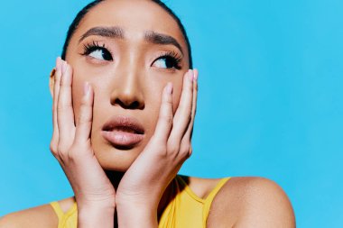 Kadın eli şaşkın kadın saçı oldukça moda portresi sarı arka plan beyaz mavi gülücük moda yakın çekim mutlu makyaj sevimli yaşam tarzı heyecan verici