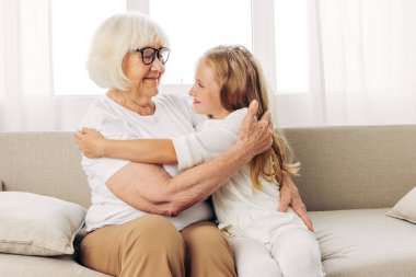 Kadın, anne, çocuk, kız, mutlu kız, son sınıf, aile, kanepe, büyükanne, yaşlı aşıklar.