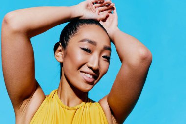 Eğlenceli kadın modayı sarı, siyah, neşe dolu moda tarzı el, güzel makyaj, beyaz portre, komik ifade, güzel, mavi gülümseme, şık, esmer.