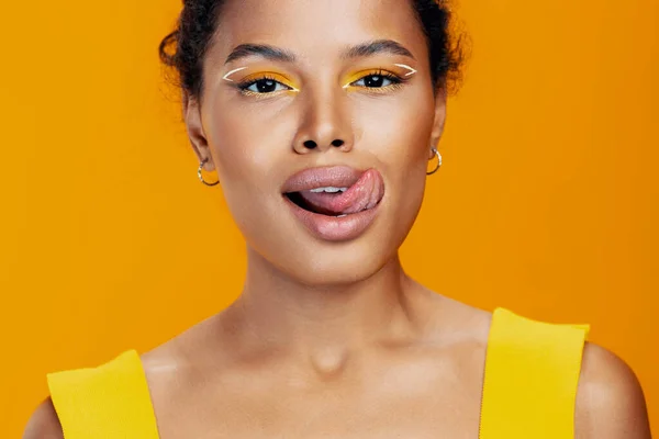 Göz Portresi Siyah Sarı Renkli Kozmetik Yüzü Pembe Stüdyo Alanı — Stok fotoğraf