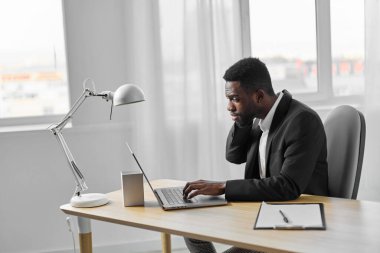 kurumsal adam laptop serbest iş Afrika siber uzay bilgisayar boş öğrenci iletişim eğitim işçisi Amerika online genç programcı teknolojisi görünümlü uzay ofisi çalışanı