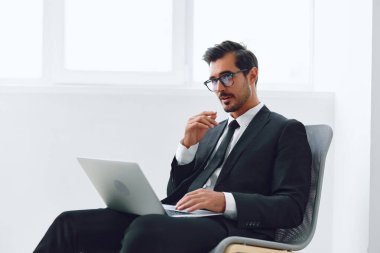 Çığırtkan adam teknoloji başkanı profesyonel meslek yöneticisi bilgisayar bilgisayar mutlu iş sahibi başarılı iş adamı iş dünyası dışavurumu girişimcisi