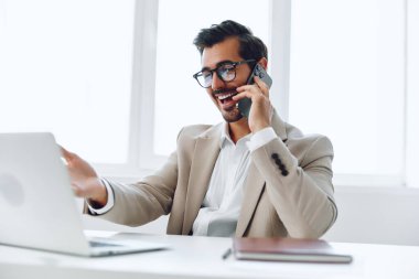 Mutlu adam bağlantısı, iş adamı bej kablosuz işçi telefon teknolojisi, konuşma ofisi bilgisayarları, iş dünyası bilgisayarları, güler yüzlü hayat tarzı, başarılı beyaz iş adamı.