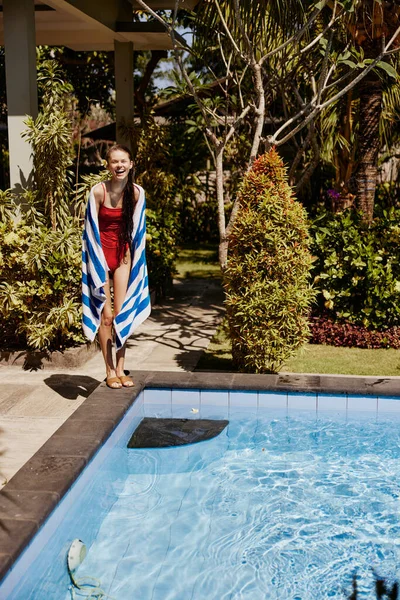 Wypoczynek Kobieta Piękno Hotel Bikini Zewnątrz Lato Kurort Woda Styl — Zdjęcie stockowe