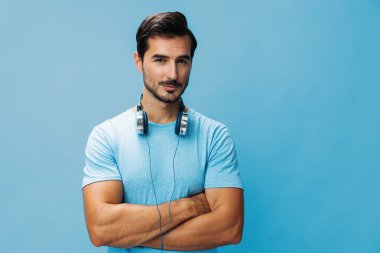 Fotokopi çeken adam tişörtünü çıkar mutlu mavi alan çevrimiçi eğlenceli yaşam tarzı arka plan kulaklık müzik çalan adam şarkı söylemeyi seviyor stüdyo duygularını konuşuyor.