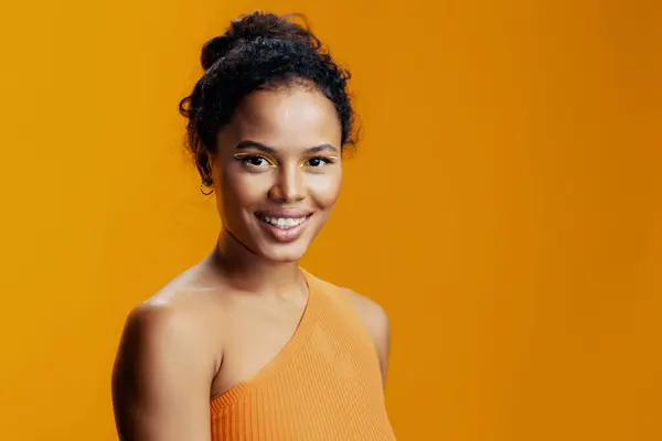 Siyahi Kadın Güzellik Modeli Yaratıcı Moda Afrikalı Renkli Ten Sarısı — Stok fotoğraf