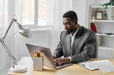 İşadamı ofis işi. Serbest çalışan online bilgisayar eğitimi işçisi. Modern Afrikalı sohbet yöneticisi.