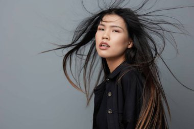 Ciltli kadın çekici gri saçlı kız arka plan güzel mutlu portre fotoğraf doğal yüz modeli güzel kahverengi dişli Asyalı yaşam tarzı sağlıklı moda güzelliği